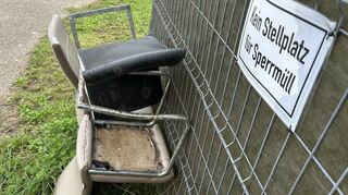 Immer häufiger lagern rücksichtslose Zetgenossen ihren Müll irgendwo in der Landschaft ab - die Allgmeinheit leidet beispielsweise am Bachstücker Weg darunter.