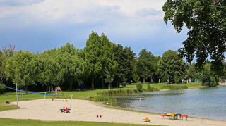 So still wie auf dieser Aufnahme ruht der Blausee nun wieder bis zum Mai 2026 - dann lädt das Wetter vielleicht wieder häufiger zum Schwimmen ein als in diesem Sommer.