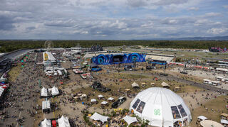 Blick aus dem Freefalltower „Hangover“ aus 85 Metern Höhe auf das Gelände des Glücksgefühle Festivals, im Hintergrund die Euphoria-Stage in Blau.
