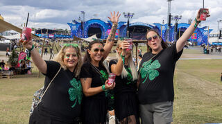 Unter den Festivalbesuchern wie dieser Gruppe aus Köln herrscht eine ausgelassene, aber auch friedliche Stimmung.
