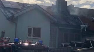 Die Feuerwehr ist wegen eines brennenden Stuhls ausgerückt.