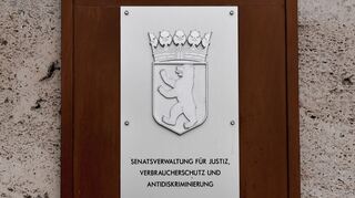 Die Gerichtsvollzieher des Landes Berlin sollen stich- und schusssichere Schutzwesten erhalten. (Symbolbild)