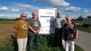 An der Ketscher Hundewiese macht der Zweckverband Wasserversorgung Kurpfalz mit einem Schild auf das Trinkwassereinzugsgebiet aufmerksam, das hier Richtung Entenpfuhl verläuft - was die BI-Vorstandsmitglieder Ulrike Eppel (v. l.), Werner Zieger, Heinz Eppel und Manuela Stübe in ihrer kritischen Haltung bestärkt.