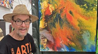 Theo Germann vor seinem abstrakten Werk in Acryl-Pouring-Technik.
