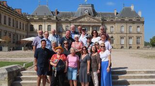 Die Gruppe aus Schwetzingen wurde von der Städtepartnerschaftsbeauftragten Marie Viroux (mittlere Reihe 4. v. r.) am Lunéviller Schloss empfangen.