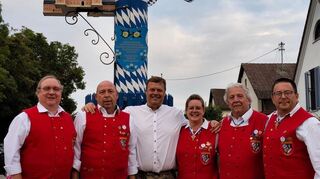 Karlshulds Bürgermeister Michael Lederer (3. v. l.) begrüßt die Böllerschützen Thomas Kreichgauer (v. l.), Harry Schäfer, Silke Böttcher, Reinhard Baumann und Thomas Böttcher am Schwetzinger Platz.