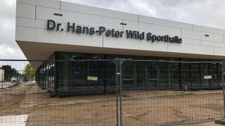 Hier ensteht die "Dr. Hans-Peter Wild Sporthalle": Der Name der neuen Sporthalle in Eppelheim ist bereits an der Fassade angebracht.