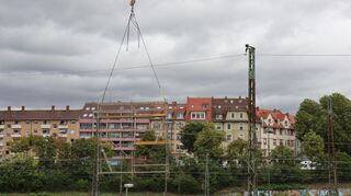 Unfall am Czernyring. Ein an einem Baukran befestigen Baugerüst berührte eine mehrere 1000 Volt starke Oberleitung der Bahn.