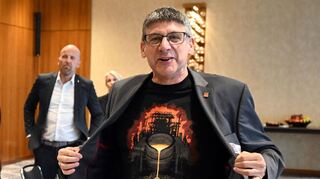 «Stahlkind» ist auf einem IG Metall-T-Shirt zu lesen, das der Verhandlungsführer der Gewerkschaft, Knut Giesler, zum Auftakt der Tarifverhandlungen trägt.