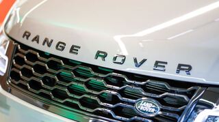 Der britische Autobauer Jaguar Land Rover hat noch immer mit den Folgen einer Cyberattacke zu kämpfen. (Symbolbild)