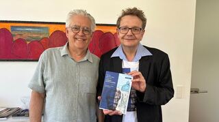 Verleger Wolfgang Schröck-Schmidt (v.l.) und Autor Frank Bürger präsentieren ihr Buch über Albert Schweitzer.