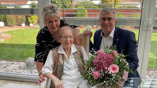 Margarete Hiller lebt fürsorglich umsorgt von Tochter Liane (l.) noch immer in ihren eigenen vier Wänden. Zum Geburtstag gratuliert auch Bürgermeister Uwe Grempels.