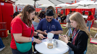 Die Reporter Henrik und Melanie (rechts) lassen sich am DKMS-Stand registrieren, um eventuell als zukünftige Spender infrage zu kommen.