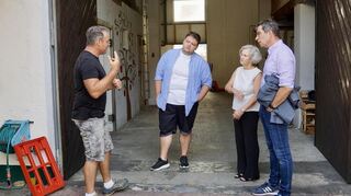 Während eines Betriebsrundgangs führen Obstbaumeister Rainer Hoffmann (v. l.), Alexander W. Mansel, Monika Schroth und Dr. Andre Baumann ausführliche Gespräche über die Arbeit des Familienbetriebs.