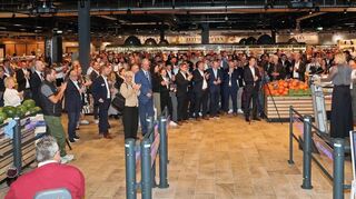 Rund 250 geladene Gäste feiern am Dienstagabend der Eröffnung des Scheck-in-Centers im Brühler Norden. Die Kunden des Lebensmittelmarktes können nunmehr aus rund 100.000 verschiedenen Artikeln auswählen.
