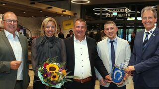 Über die Neueröffnung des Scheck-in-Centers in Brühl freuen sich (v. l.) Rainer Huber, der Sprecher der Geschäftsführung von Edeka Südwest, Susanne Scheck-Reitz, Christoph Scheck-Berger, Sven Lempke und Bürgermeister Dr. Ralf Göck.