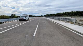 Die neue Brücke der B 39 über die Autobahn A6.