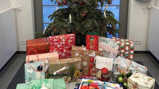Im Rathaus in Neulußheim gibt es bereits einen Weihnachtswunschbaum - 2023 sind schon viele Geschenke unter dem geschmückten Baum gelegt worden (Archivbild).