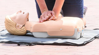 Bitte beherzt zudrücken: Einer Herzdruckmassage sollte man nicht zu zögerlich angehen.
