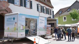 Das Sanierungsmobil des landesweiten Informationsprogramms „Zukunft Altbau“ bietet in Schwetzingen anschauliche Einblicke in moderne Energiespartechniken.