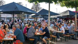 Beim ersten Ketscher Weinfest im vergangenen Jahr ist der Marktplatz prall gefüllt (Archivbild).