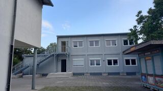 Die Containeranlage, die einen Großteil des Schulhofes einnimmt, wird wohl langfristig stehenbleiben.