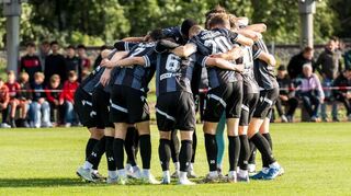 Die Sandhäuser Spieler freuen sich über den Pokalsieg.