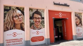 Überm Eingang steht noch Hunkemöller, aber die Scheiben sind schon mit dem neuen Mieter "Eyes + More" beklebt.