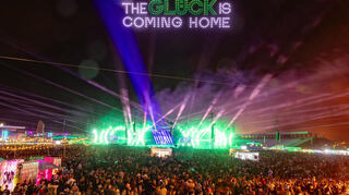 The Glück is coming home, geschrieben durch einne Drohnenshow in den Nachthimmel von Hockenheim.