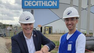 Schwetzingens Oberbürgermeister Matthias Steffan und Decathlon-Bauleiter Johannes Zimmermann schrauben anlässlich der Grundsteinlegung für den neuen Verkaufsstore die Zeitkapsel zu.