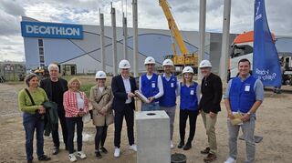 Grundsteinlegung mit dem Decathlon-Team (blaue Westen), Oberbürgermeister Matthias Steffan (5.v.l.), Wolfgang Leberecht, Leiter des Amts für Stadtentwicklung (2.v.r.) und Schwetzinger Gemeinderäten.