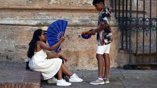 Mehrere Menschen ruhen sich Anfang August während der Hitze im spanischen Málaga aus.