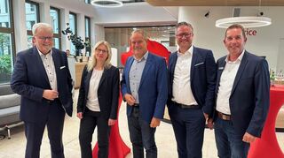 Freuen sich über die neue Filiale: Vorstandsvorsitzender Rainer Arens (v.l.), Vorständin Christine Dönges, Verwaltungsratsvorsitzender Eckart Würzner, Vorstand Daniel Kopf und Leiter Privatkunden Markus Fissl.