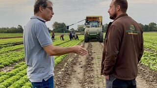 Dr. Andre Baumann (l.) und Landwirt Tobias Schmitt unterhalten sich über den Gemüsehof Schmitt und die aktuelle Situation in der Landwirtschaft.