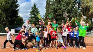 Haben gemeinsam viel Spaß auf dem Tennisplatz: die Teilnehmer der Ferienaktion beim TTC Waldhaus.