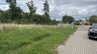 Hier soll das neue Wohnheim entstehen. Rechts ist die August-Neuhaus-Straße, im Hintergrund ist die Kreuzung an der Brückenabfahrt Richtung Plankstadt zu sehen.
