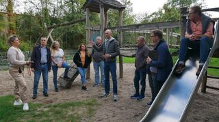 Da werden Erwachsene wieder zu Kindern: Bürgermeister Matthias Kutsch (Mitte) bespricht mit Mitarbeitern, Gemeinderäten und Bürgern, was beim A5-Spielplatz verbessert werden könnte - der konstante Verkehrslärm der benachbarten Autobahn fällt allerdings nicht darunter.