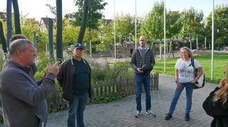 Deutlich idyllischer liegt der Spielplatz im Stadtpark, der bei Familien besonders beliebt ist. Probleme gibt es hier aber mit den Toiletten, die regelmäßig von Kindern verstopft werden, wie Bürgermeister Matthias Kutsch (2. v. r.) und Bauhofmitarbeiter Raimund Meißner (3. v. r.) berichten.