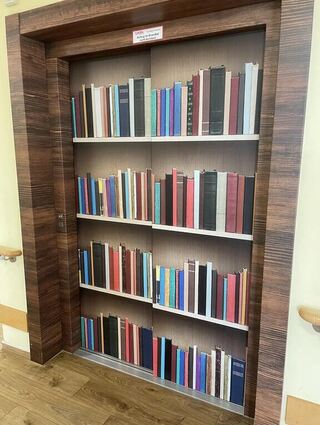 Eine Fahrzugtür im Samariterhaus in Oftersheim sieht aus wie ein Bücherregal. Das soll verhindern, dass Bewohner einfach in den Fahrstuhl steigen.