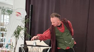 Lesemagier Chris Hyde in der Stadtbibliothek Schwetzingen.