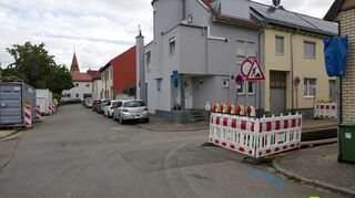 Die Kreuzung Wilhelmstraße (r.) und Bachstraße kurz vor der Sperrung: Wegen des Anschlusses des neuen Kanals ist der Bereich bis Ende Oktober für Autos unpassierbar, was auch die Saarstraße zur Sackgasse macht.