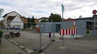 Auf dem Gelände des künftigen „Quartiers Dietzengässel“ wurde bereits das Josefshaus abgerissen, derzeit stehen dort die Ausweichcontainer des Kindergartens St. Kilian. Um das Areal jetzt neu ans Stromnetz anzuschließen, müssen Kabel verlegt und Netzstationen neu gebaut werden.
