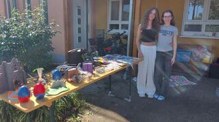 Juli Romeik (rechts, 12 Jahre) und Freundin Johanna Bauer in der Erich-Kästner-Straße