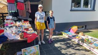 Die Schwestern Marleen (links, 15 Jahre) und Lina (rechts, 11 Jahre) in der Beethovenstraße
