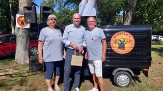 Die stellvertretende Baobab-Vorsitzende Renate Ottitsch (v. l.), Bürgermeister Timo Wangler sowie Baobab-Gründer und Vorsitzender Rolf Stalf beim Grillfest zum Jubiläum.