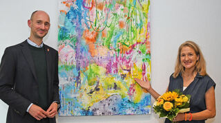 Eppelheims Bürgermeister Matthias Kutsch mit der Künstlerin Sabine Wendtland bei ihrer Vernissage im Rathaus.