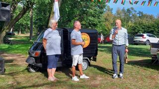 Bürgermeister Timo Wangler (r.) hält eine Ansprache.