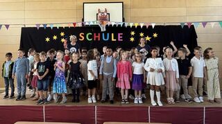 Die Klassen 1a und 1b mit den Klassenlehrerinnen Esther Hoffmann (hinten l.) und Stefanie Bauer (hinten r.).
