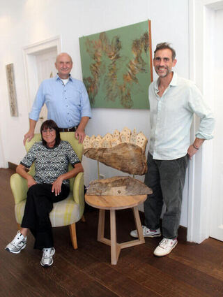 Freuen sich über die gelungene Vernissage: Künstlerin Manuela Krückl (v.l.), Künstler Klaus Langlotz und Villa-Benz-Chef Julian Blem.