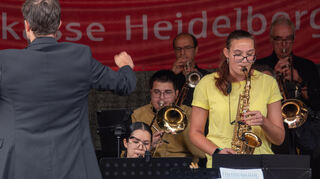 Jazz-Nachwuchssaxofonistin Lina Magenreuter von den Bubble Bees spielt ein schönes Solo im Song „Careless Whisper“